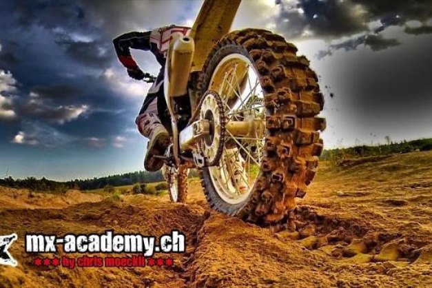Motocross Kurs der MX-Academy: Fahrer auf der Motocross Strecke