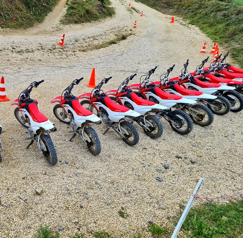 Einsteiger Motorrad auf Schotter beim Fahren lernen