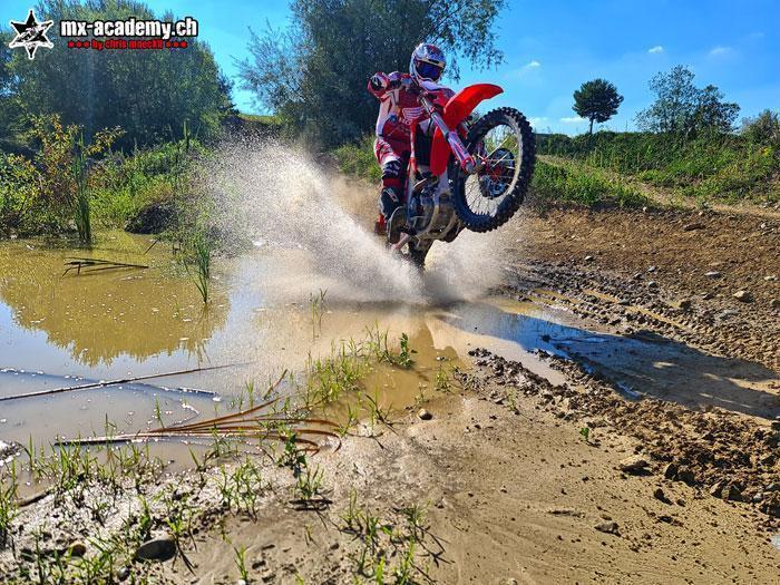Enduro Motorrad bei der Bachüberquerung im Gelände